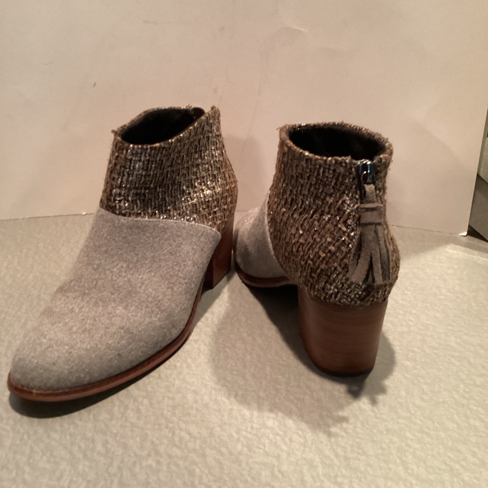 TOMS LeilaAnkleBoot,gray felt lower,metallic tweed upper,back zip,2 1/2”heel,8.5